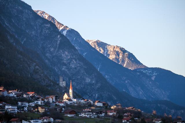 Bild 2254: Auf dem Heimweg und kurz vor unseren Haus sah ich den letzten Sonnenstrahl auf die Pfarrkirche von Stanz. | Foto: © by Ing. Günter Kramarcsik