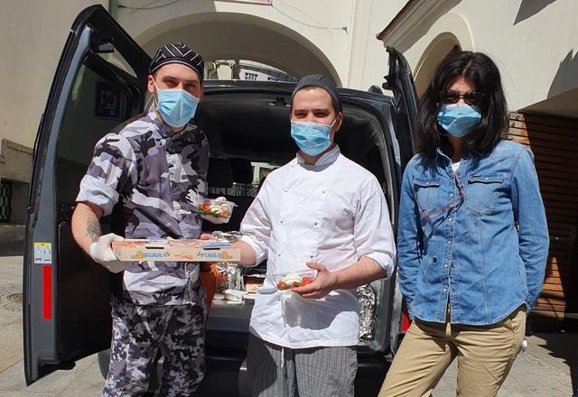 70 Portionen frisch gekochte italienische Spezialitäten spendete das "Pizza Quartier" an bedürftige Menschen. | Foto: Pizza Quartier