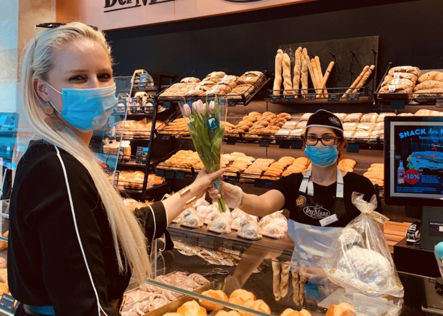 Einen Blumengruß zum Osterfest gibt es am Samstag in ausgewählten Filalen der Bäckerei "Der Mann" | Foto: Der Mann