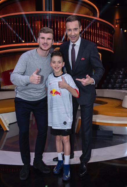 Nicolas Thämlitz aus Piesendorf (Mitte) mit Moderator Kai Pflaume (rechts) und Fußball-Profi Timo Werner (links).