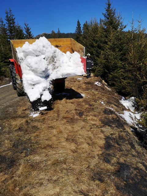 Mit Traktoren wurde umliegender Schnee angeführt, der von der Feuerwehr dann mit Schaufeln verteilt wurde. | Foto: FF
