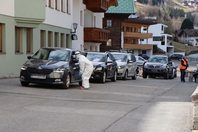 In den letzten Tagen fanden in den Quarantänegbieten im Paznaun – im Bild bei der Volksschule in See – umfangreiche Testungen von Freiwilligen statt.