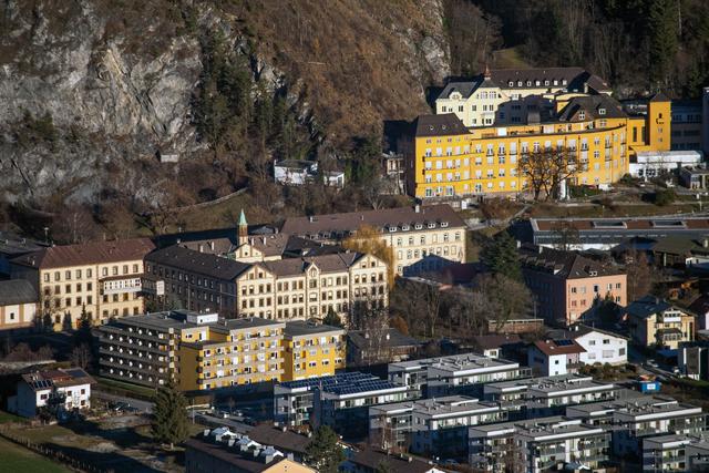 Bild 2449: Im Vordergrund das Mutterhaus der Barmherzigen Schwestern. Ganz hinten an den Felsen angebaut befindet sich der älteste hellgelbe Teil des Krankenhauses. Ein späterer Zubau stellt der gelbe Teil des KH Zams dar. Die jüngsten Erweiterungen erfolgten bzw. erfolgen derzeit rechts davon. Siehe nachfolgende Bilder!