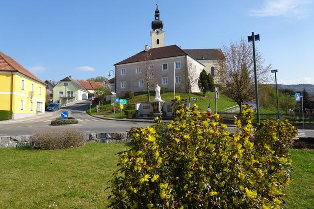 Schöner Blick vom Gemeindezentrum zur Pfarrkirche