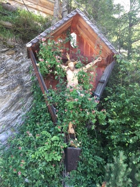Mahnend und dumpf klagend, voller Wehklagen, klangen noch gestern die Kirchenglocken in unseren Gemeinden.
Heute, am Karfreitag sind sie verstummt, denn zu schwer wiegt der Schmerz über den Tod von Gottes Sohn.
Aber um so heller und frohlockender, noch klangvoller mit sehr viel Schwung und glockenreinem Klang, verkünden uns zur Auferstehungsfeier die Kirchenglocken wieder mit Ding - Dong und Bim - Bam die Gottesdienste an...