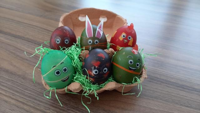 Traditionelles Ostereierfärben mit den Kinder darf natürlich nicht fehlen.