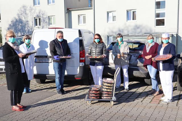 Filip Franjicevic übergab die Antipasti mit Sicherheitsabstand an MitarbeiterInnen des Universitätsklinikums Tulln.