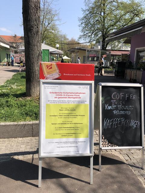 Die Hinweisschilder am Südbahnhofmarkt wurden am Dienstag ausgetauscht. Anstelle "Verpflichtender Sicherheitsmaßnahmen" ist nun von "Erforderlichen Maßnahmen" die Rede. Verpflichtend sind die Masken für alle Händler, Kunden wird das Tragen aber dringend empfohlen. | Foto: BRS/Gschwandtner