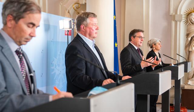 LH Günther Platter, Gesundheitslandesrat Bernhard Tilg, Cornelia Lass-Flörl (Direktorin der Sektion für Hygiene und Medizinische Mikrobiologie der Medizinischen Universität Innsbruck) und Günter Weiss (Direktor der Universitätsklinik für Innere Medizin), informierten heute zu aktuellen Entwicklungen hinsichtlich der Quarantänegebiete Paznaun, St. Anton und Sölden.