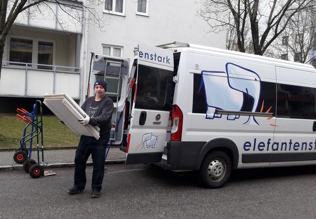 Auch dieser Mitarbeiter der Firma Elefantenstark hat bei einer Übersiedlung kräftig und vor allem freiwillig mitangepackt.
 | Foto: Volkshilfe LebensArt GmbH