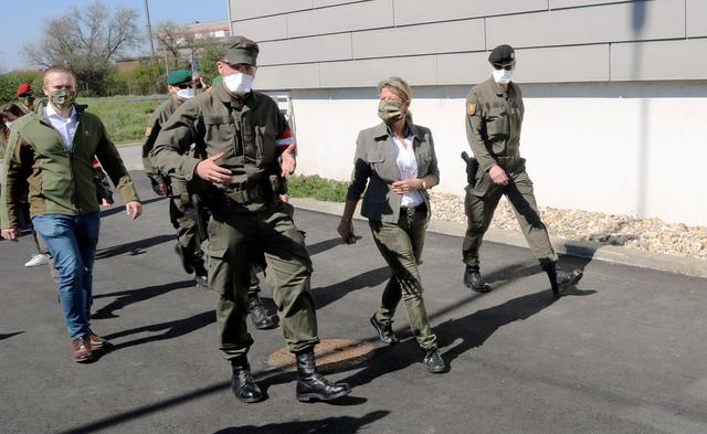 Bundesministerin Klaudia Tanner besuchte die Soldaten in Nickelsdorf.  | Foto: www.bundesheer.at
