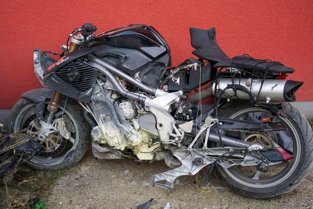 Bei dem Sturz zog sich der 22-jährige Motorradlenker so schwere Verletzungen zu, dass er wenig später im Krankenhaus Braunau verstarb.