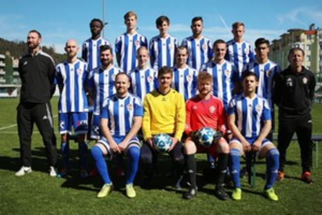 Ein aktuelles Foto unserer KM2 fehlt für diese Saison leider noch. Hier im Bild Trainer Marco Tomasi (ganz rechts) der das Trainer-Zepter im Sommer an Trainer Tugi Tahminci übergeben hat. Trainer Tugi leistet eine sehr gute Arbeit und hat bereits erfolgreich mehrere junge SPG Innsbruck West Eigenbau Spieler in dieser Saison in die Kampfmannschaft II führen können.
