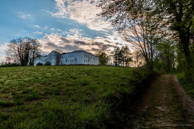 Ein kräftiges Bild vom museum gugging bei Sonnenuntergang am 14. April 2020 | Foto: Peter Havel (Fotogalerie Kierlingtal)