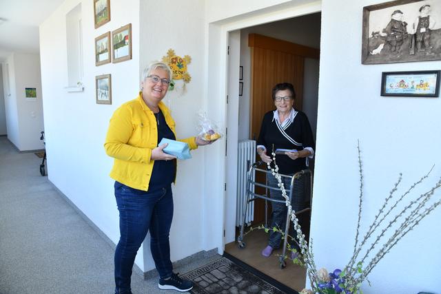 Lebenshaus Stützpunktleiterin des Hilfswerkes, Anneliese Bräuer und FSZ-Assistentin Sissy Wolfesberger überbrachten neben gesegneten Ostergrüßen einen süßen Ostergruß. Hier im Bild die 90jährige Hermine Lieber (re) mit Anneliese Bräuer.