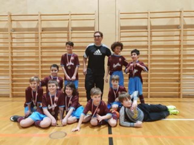 Unsere U11 Mannschaft der SPG Innsbruck West spielte im Herbst eine tolle Saison. Auch bei den Hallenturnieren konnte man überzeugen. Trainiert wird unsere U11 von Wolfgang Quintero. Nicht auf dem Bild abgebildet, da ein älteres Foto, ist Trainer Christoph Mayer. Für wünschen dem Trainer eine kommende gute Saison und hoffen daß alles wieder so schnell wie möglich losgehen wird.