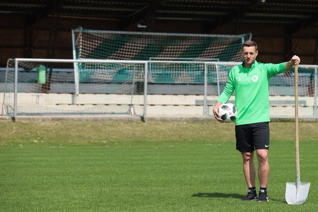 Wie es mit dem Fußball weitergeht, wird sich demnächst weisen und so bleibt für Oyrer vorerst Zeit, den Rasen zu pflegen.