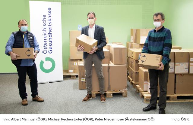 Eingespieltes Team: Die am Freitag in Linz eingelangten FFP2-Masken sind bereits die achte Material-Lieferung der ÖGK in Linz für die Vertragsärzte in Oberösterreich. (von links: Albert Maringer (ÖGK), Michael Pecherstorfer (ÖGK), Peter Niedermoser (ÄK OÖ)) | Foto: ÖGK