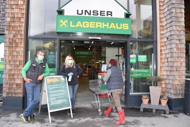 Der Neustifter Marktleiter Martin Pfurtscheller mit Mitarbeiterin Nici, die penibel darauf achtet, dass alle Regeln eingehalten werden.