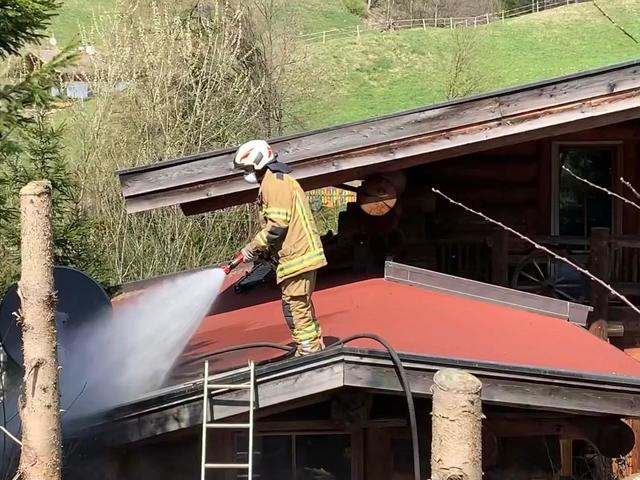 In Breitenbach wütete am 11. April ein großes Feuer, nach den Flämmarbeiten eines 51-jährigen Mannes. Verletzte gab es zum Glück keine und auch der Sachschaden hält sich in Grenzen.  | Foto: Zoom Tirol