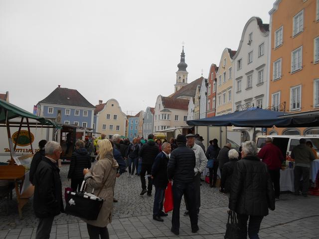 Der Bauernmarkt in Schärding sperrt ab 16. April wieder auf. Einzuhalten sind allerdings Sicherheitsmaßnahmen.  | Foto: BRS