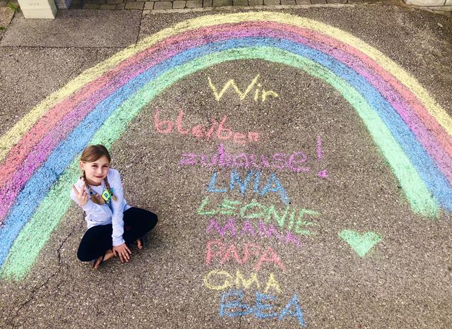 Die 8jährige Livia hat ihren hübschen Regenbogen auf die Straße vorm Haus gemalt und zeigt uns damit, dass auch sie zuhause bleibt.
