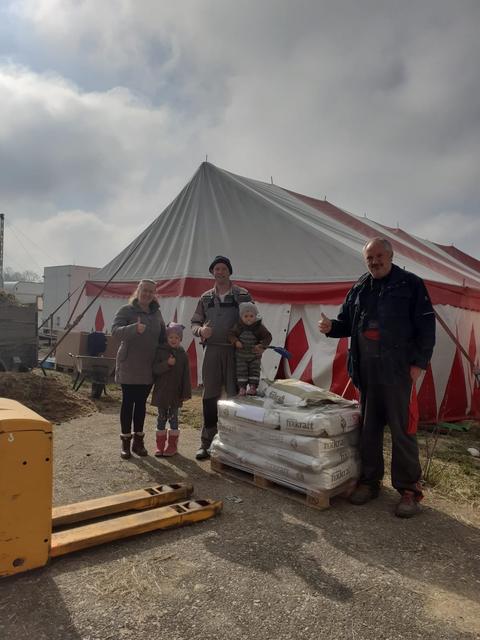 Fixkraft-Lastwagenfahrer Gerhard Ebner (rechts) beim Überbringen der Futterspende an Familie Spindler des Zirkus Alfoni.