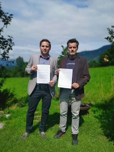 SP-Bezirksvorsitzender Christian Kovacevic (li) und Armin Hofreiter, der Sprecher der Bürgerinitiative in Schwoich, "protestierten" auch im vergangenen Sommer gegen die Deponie.