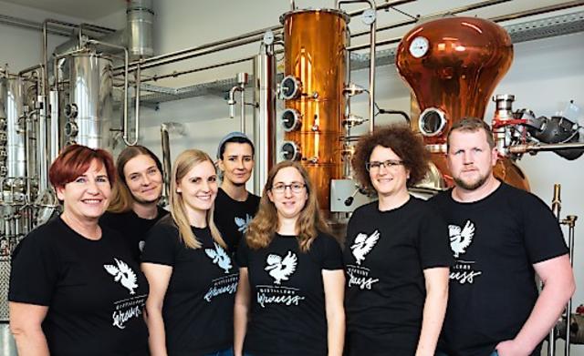 Die beiden Besitzer der Distillery Krauss Carmen und Werner Krauss mit ihrem Team.