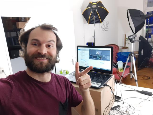Manuel Thalhammer hat die Kabarettbühne kurzfristig ins eigene Wohnzimmer verlegt. | Foto: Manuel Thalhammer