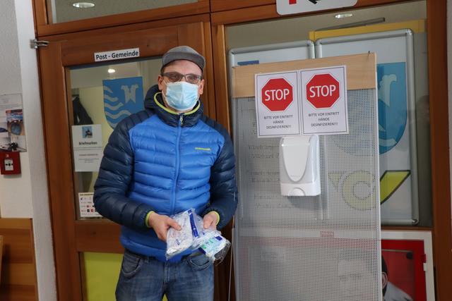 Die vom Land Tirol für die Quarantänegebiete angeschafften Schutzmasken wurden verteilt – im Bild das Gemeindeamt in See.