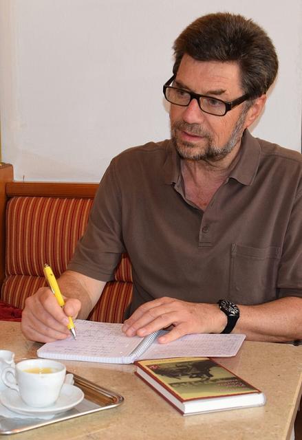 Walter Müller im Kaffeehaus.