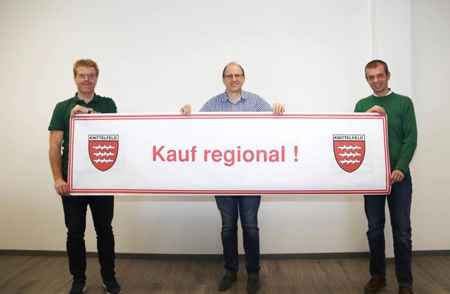 Bürgermeister Harald Bergmann mit Mario Krenn und Jörg Opitz.
