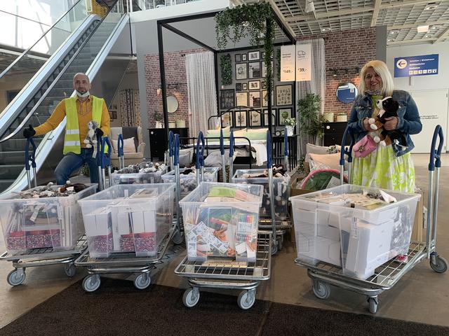 Prokurist Christian Schwendinger von Ikea Salzburg mit der Pro Juventute Pressesprecherin Claudia Geiger bei der Spendenübergabe in Salzburg. | Foto: Pro Juventute 