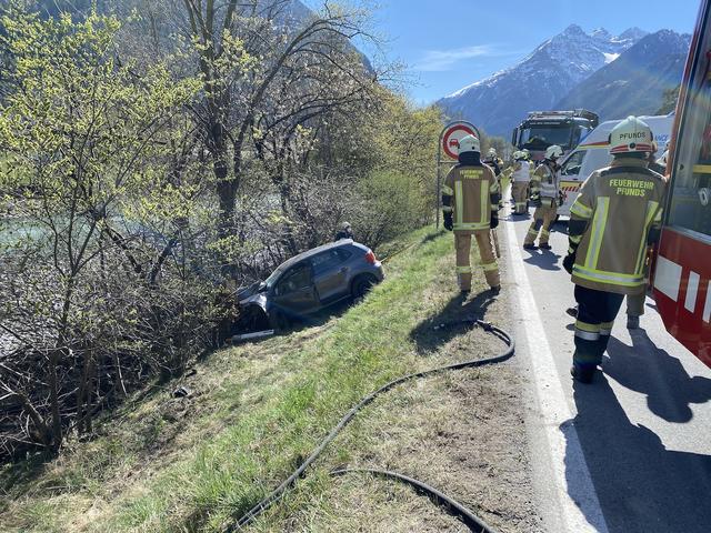 Aus bislang unbekannter Ursache geriet der Lenker auf die Gegenfahrbahn, kam linksseitig von der Fahrbahn ab und prallte gegen einen Baum.
