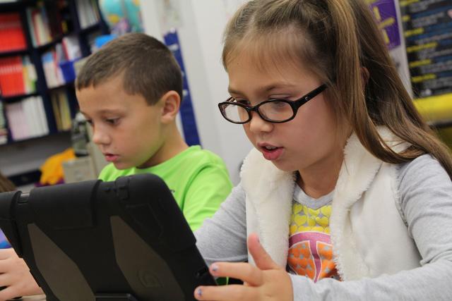 Verpflichtendes E-Learning findet in österreichischen Haushalten aktuell statt, doch nicht alle Kinder haben einen Computer zuhause: Strittig bleibt, wer ihnen diesen bezahlt.