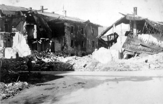 Die Schäden in Wörgl, wie hier zu sehen am sogenannten "Astner Haus", welches zum Gasthof Schachtner gehörte, waren enorm. 
 | Foto: Stadtarchiv Wörgl