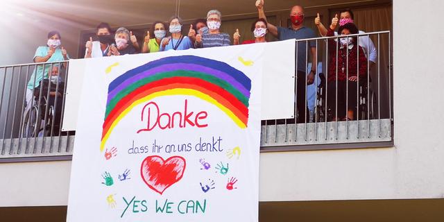 Virus dokumentieren: Das Museum Arbeitswelt sucht Geschichten und auch Bilder wie dieses vom Danke-Transparent des APE-Teams aus Steyr.  | Foto: APE