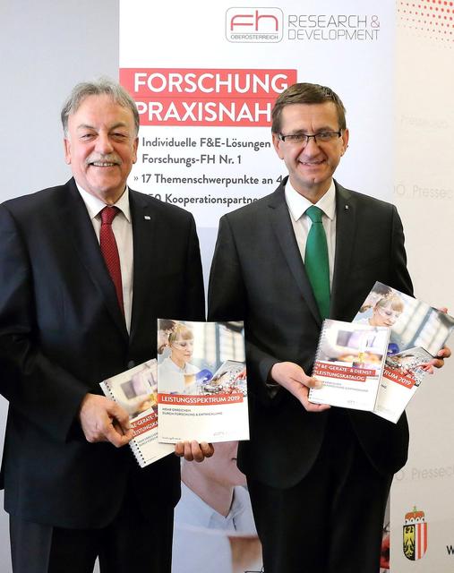 Gerald Reisinger (Geschäftsführer FH OÖ) und Wirtschafts-und Forschungs-Landesrat Markus Achleitner (re.) bei einem Treffen vor der Corona-Krise.
 | Foto: Land OÖ/Heinz Kraml