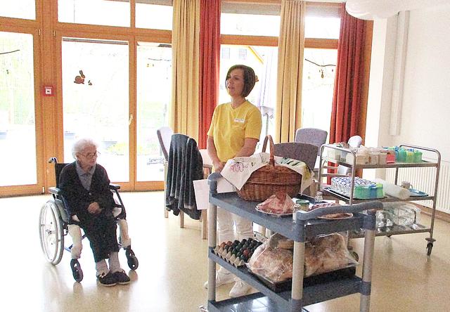 Die Segnung der Osterspeisen im Pflegeheim Limbach nahm Heimhilfe Marianne Weber stellvertretend vor. | Foto: Hilfswerk