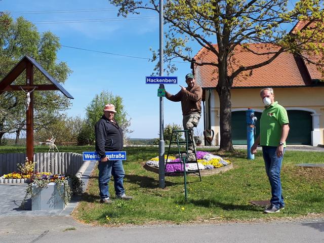 Beim Montieren der Straßentafeln: Die Gemeindearbeiter Franz Bauer (links) und Julian Tanki mit dem Sulzer Ortsvorsteher Günter Berzkovics. | Foto: Gemeinde Gerersdorf-Sulz