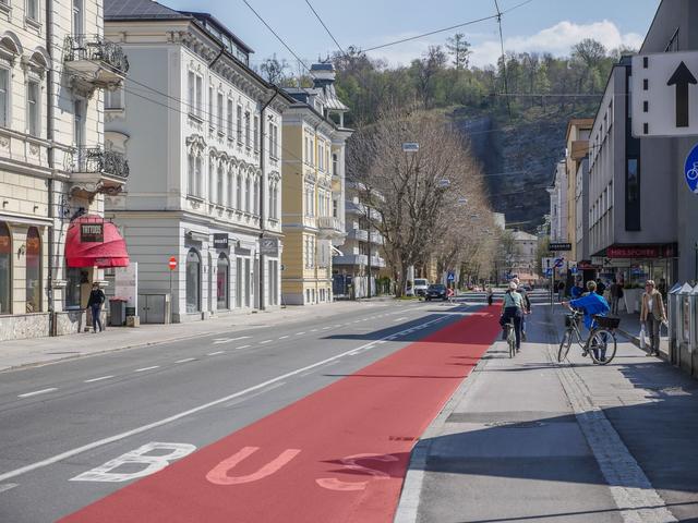 Die Fotomontage zeigt, das man hier die Busspur temporär für die Radfahrer öffnen könnte, um den Mindestabstand sicherzustellen.  | Foto: Bürgerliste/Die Grünen