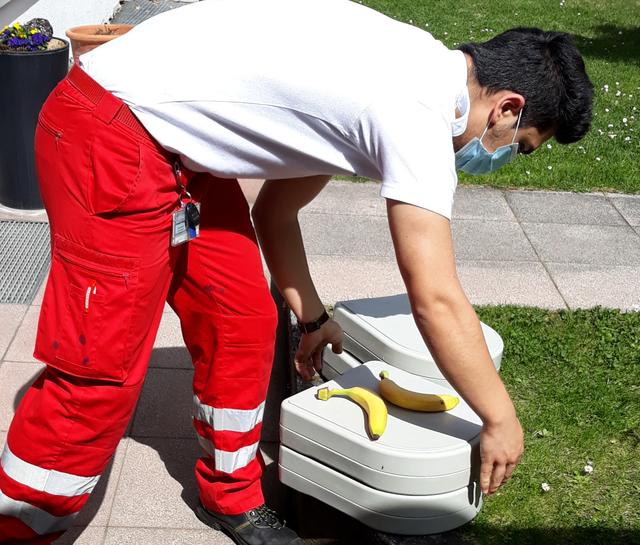 Das Essen wird an einem vereinbarten Ort abgegeben und Kontakt somit vermieden. | Foto: FWZ Landeck/RegioL