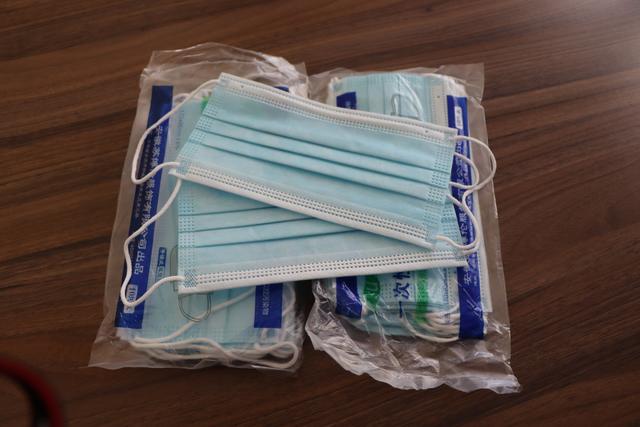 Je zehn Stück solcher Mund-Nasen-Schutzmasken sind in einer Packung vorhanden.