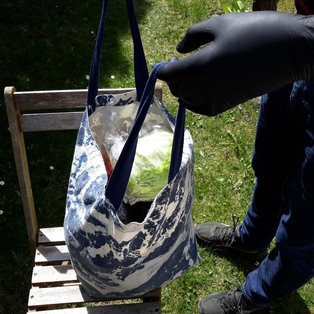 Besorgungen werden ebenfalls hinterlegt, um den persönlichen Kontakt zu vermeiden. | Foto: FWZ Landeck/RegioL