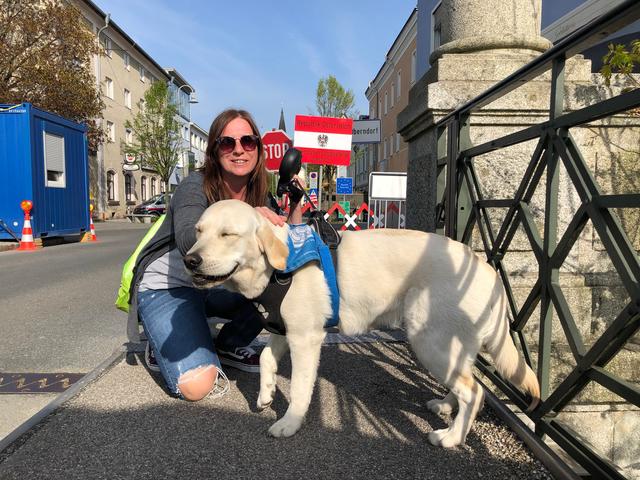 Redaktionshund Nala durfte über die Grenze nach Salzburg zu Besuch.  | Foto: sm