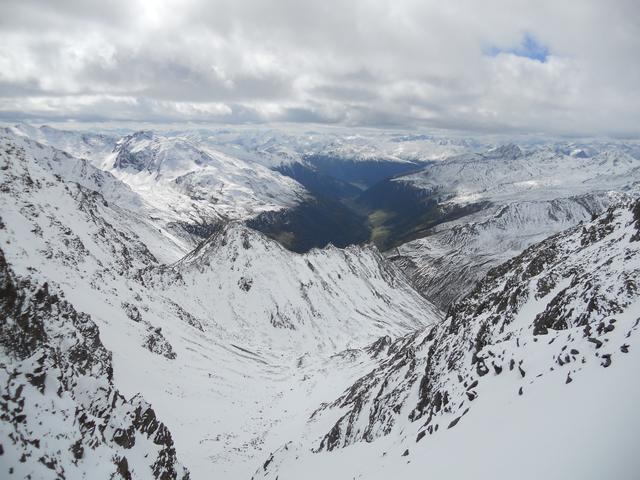Blick vom Karlesjoch (Staatsgrenze Österreich-Italien) in das Langtauferer Tal.
