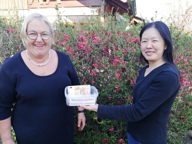 Spendenübergabe: Die Einnahmen der Essenslieferung übergab Restaurant-Chefin Jenny Pessl (r.) an Kleintierzüchtervereinsobfrau Fini Schmid. | Foto: privat