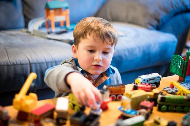 Eltern können ihren Kindern derzeit weniger bieten als sonst. Das löst Schuldgefühle und Ängste aus. Die neue Rat-auf-Draht-Elternseite hat Tipps.