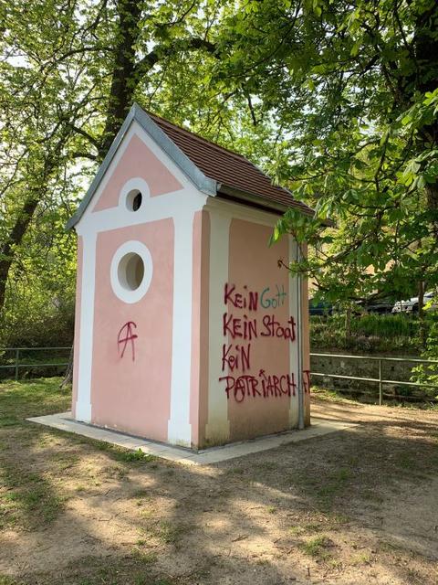 Politische Schriftzüge mit antiklerikalem Hintergrund verunstalten die Nepomuk-Kapelle am Liesingbach.